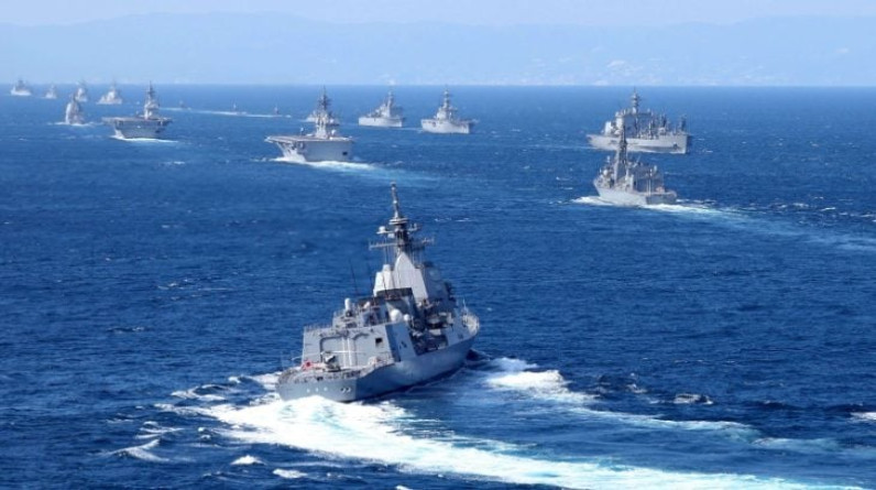 البحرية الأمريكية تعترض شحنة “ضخمة” من المواد المتفجرة في خليج عُمان